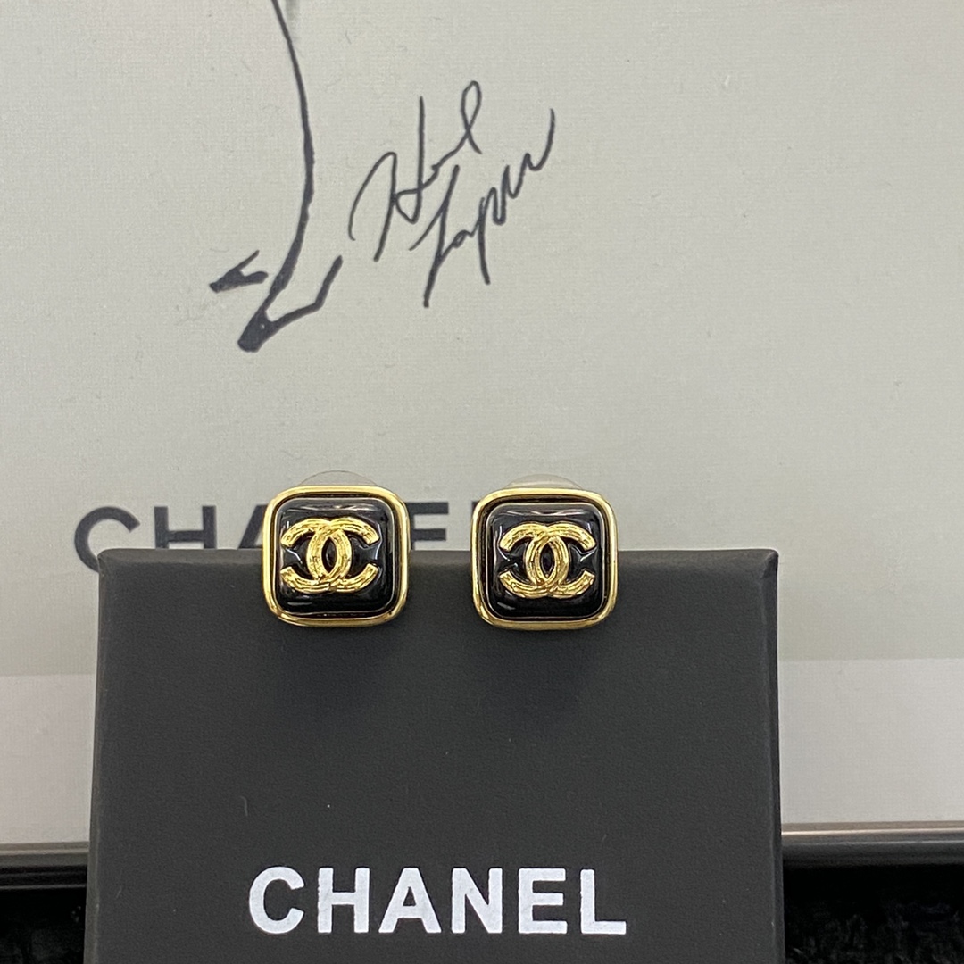 ❤️85包邮/原单代购级别
编码E982   
🛍香奈儿 小香耳钉热销款火爆上新❣
🛍同步专柜‼️独家高端品质实拍图‼️代购级别‼️做工精致细腻👍重工版本😎超级仙女唯美的一款🧐做工超级细心无漏洞🤩媲美zp🌟买到就是赚到❤️