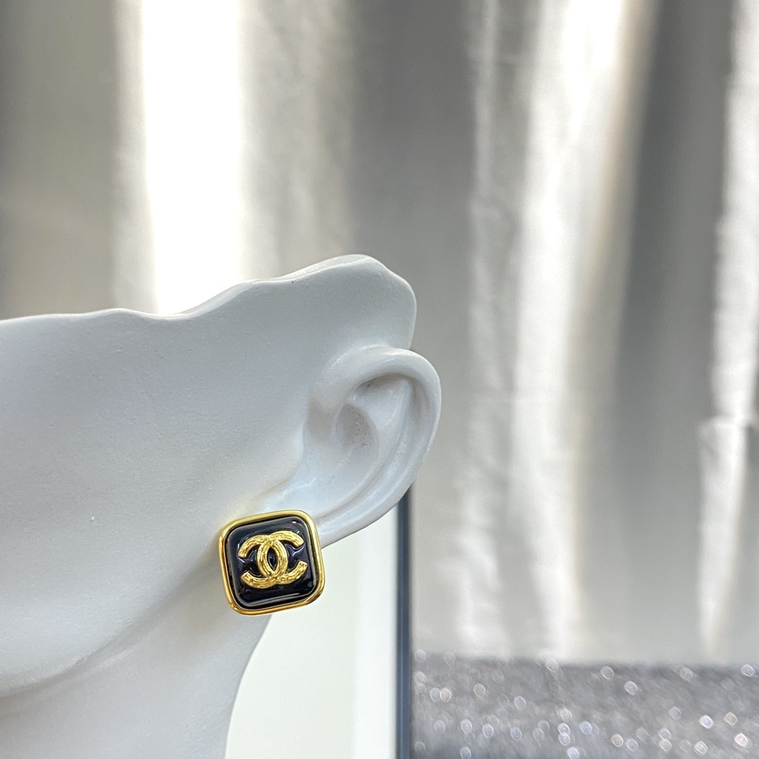 ❤️85包邮/原单代购级别
编码E982   
🛍香奈儿 小香耳钉热销款火爆上新❣
🛍同步专柜‼️独家高端品质实拍图‼️代购级别‼️做工精致细腻👍重工版本😎超级仙女唯美的一款🧐做工超级细心无漏洞🤩媲美zp🌟买到就是赚到❤️