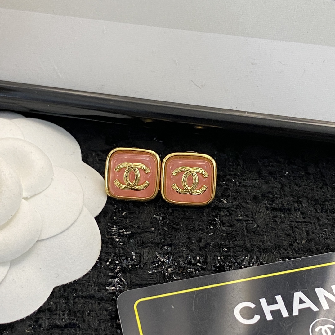 ❤️85包邮/原单代购级别
编码E982   
🛍香奈儿 小香耳钉热销款火爆上新❣
🛍同步专柜‼️独家高端品质实拍图‼️代购级别‼️做工精致细腻👍重工版本😎超级仙女唯美的一款🧐做工超级细心无漏洞🤩媲美zp🌟买到就是赚到❤️