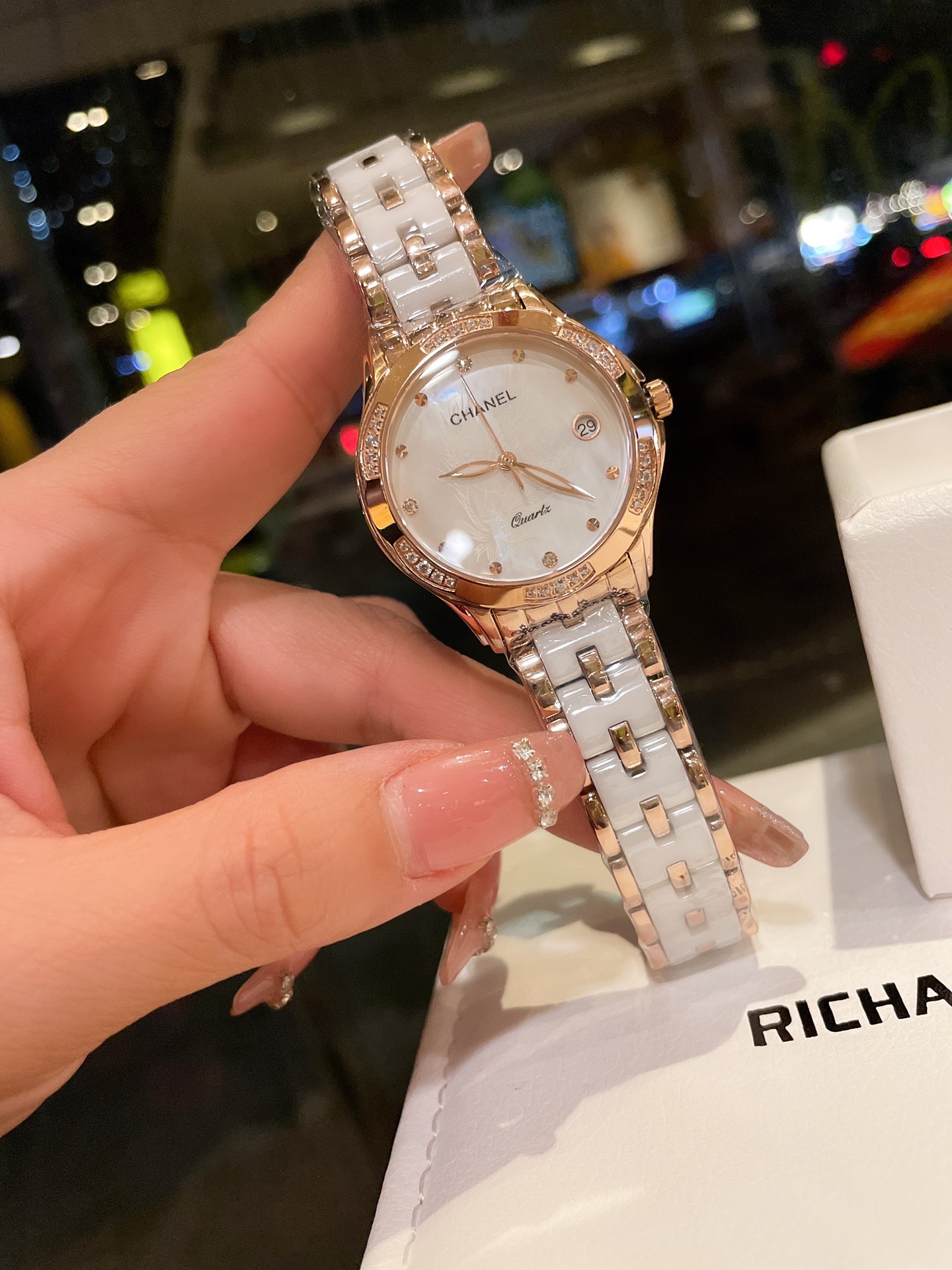 💰白460金480🔰皮带陶瓷同价
热卖款！！香奈儿－CHANEL女神必备石英腕表 进口石英-3针机芯蓝宝石玻璃镜面316精钢镶钻表壳精钢结合陶瓷表带直径35mm 厚度10mm