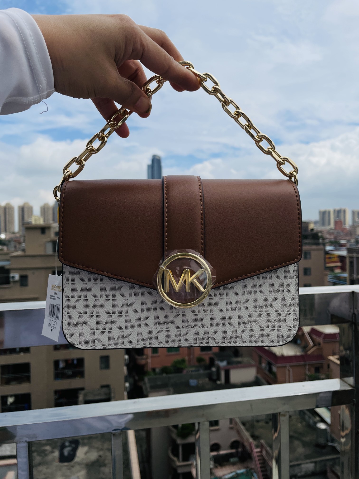 Michael Kors MK独家新款Carmen中号酒神包翻盖牛皮单肩斜挎包， 老花料配皮，五金链条手提和长肩带斜挎包，双肩带可拆卸