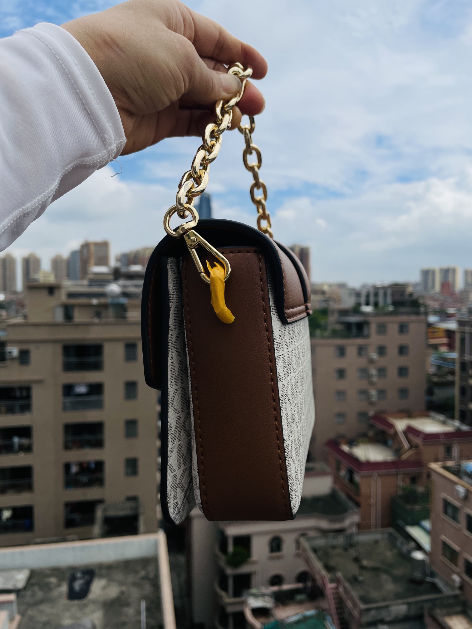 Michael Kors MK独家新款Carmen中号酒神包翻盖牛皮单肩斜挎包， 老花料配皮，五金链条手提和长肩带斜挎包，双肩带可拆卸