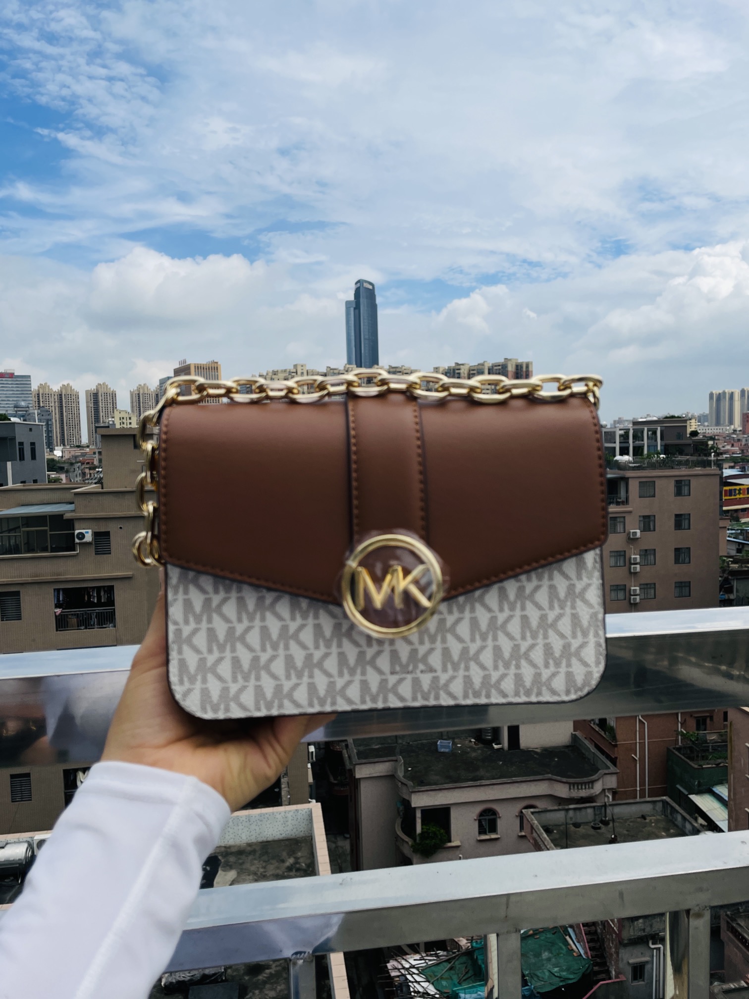 Michael Kors MK独家新款Carmen中号酒神包翻盖牛皮单肩斜挎包， 老花料配皮，五金链条手提和长肩带斜挎包，双肩带可拆卸