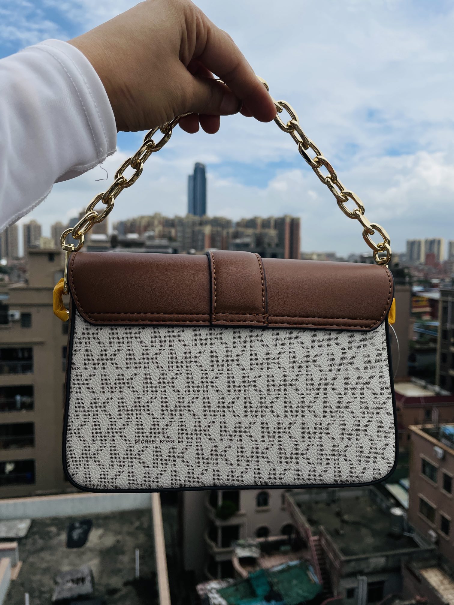 Michael Kors MK独家新款Carmen中号酒神包翻盖牛皮单肩斜挎包， 老花料配皮，五金链条手提和长肩带斜挎包，双肩带可拆卸