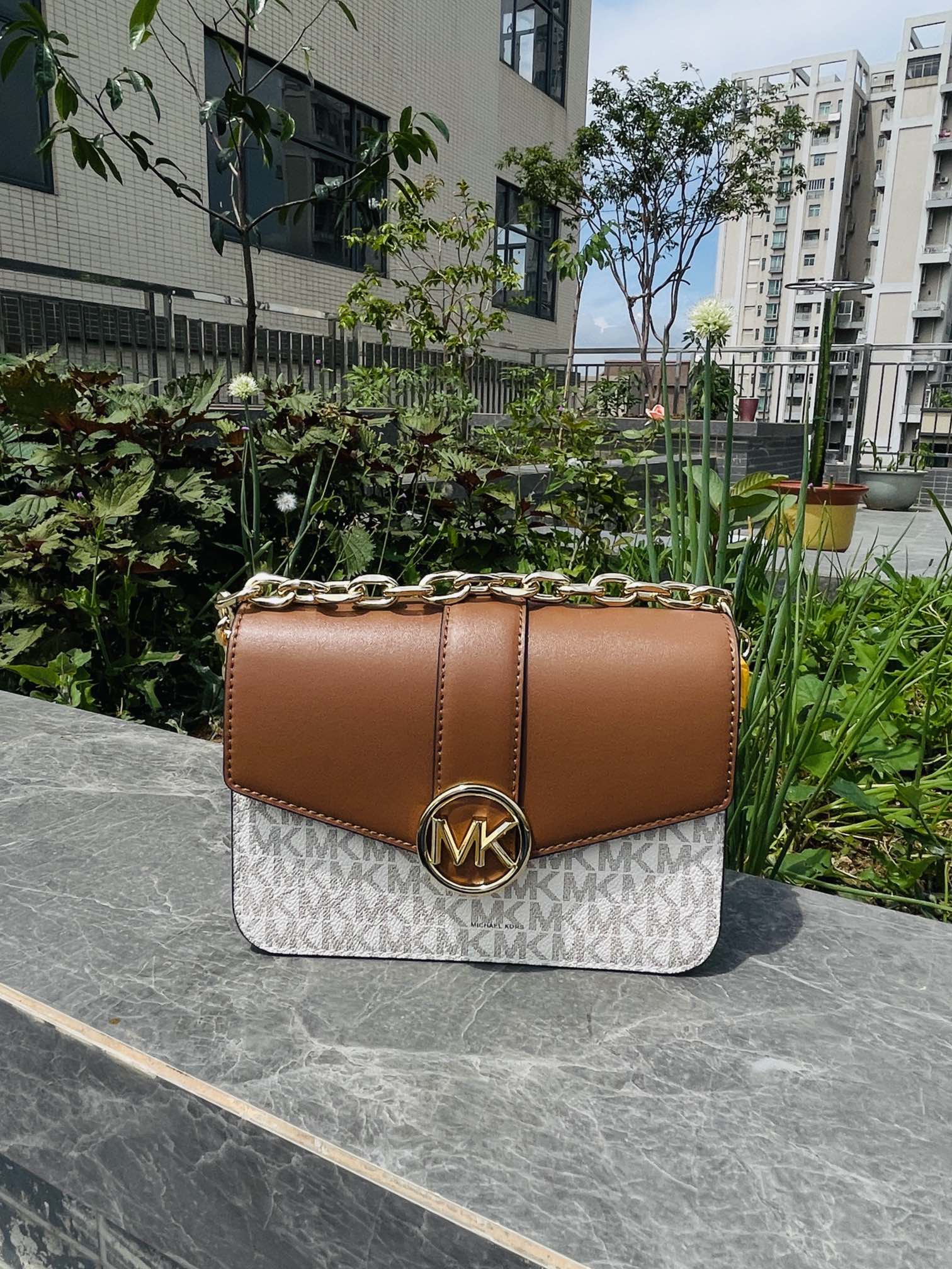 Michael Kors MK独家新款Carmen中号酒神包翻盖牛皮单肩斜挎包， 老花料配皮，五金链条手提和长肩带斜挎包，双肩带可拆卸