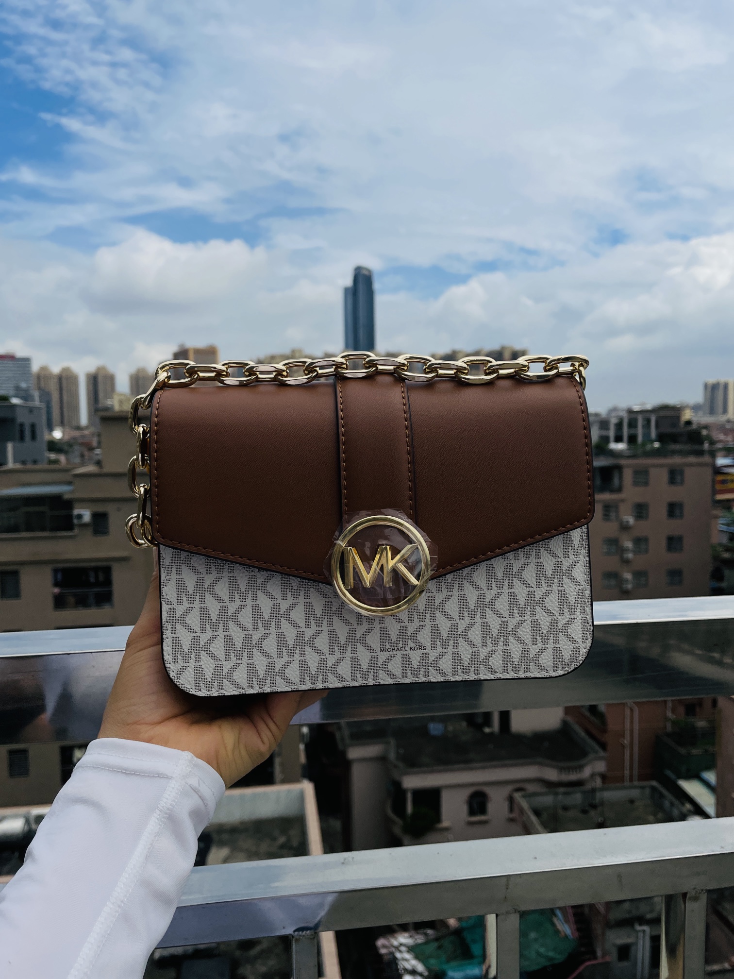 Michael Kors MK独家新款Carmen中号酒神包翻盖牛皮单肩斜挎包， 老花料配皮，五金链条手提和长肩带斜挎包，双肩带可拆卸