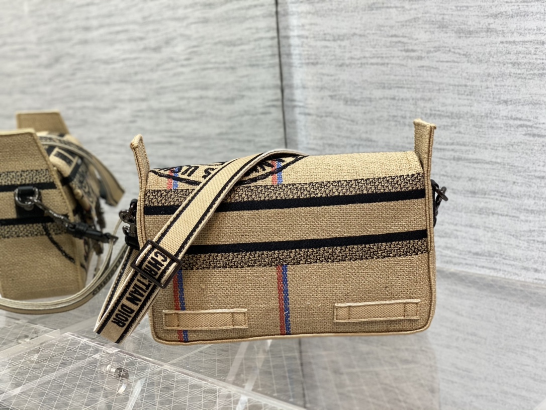 顶级原单小号现货️砖柜最新邮差包全新锁扣设计精致感满满可调节字母肩带最新家族微章系列搭配黄麻帆布材质和刺