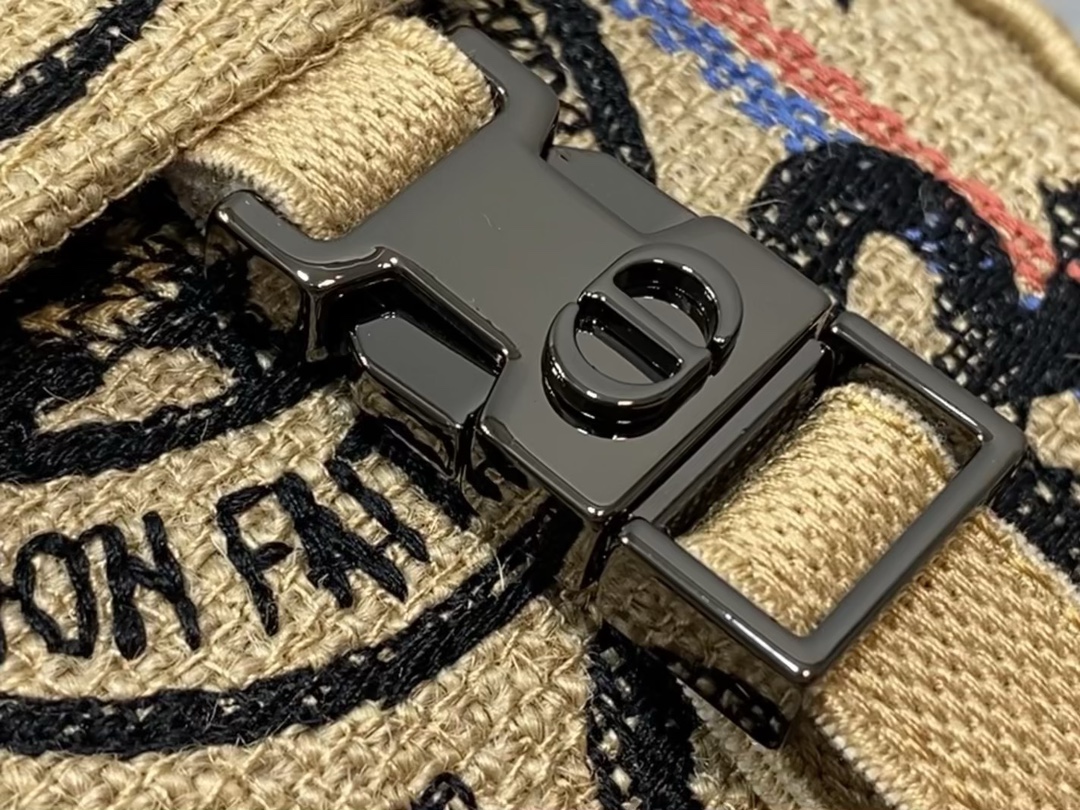 顶级原单小号现货️砖柜最新邮差包全新锁扣设计精致感满满可调节字母肩带最新家族微章系列搭配黄麻帆布材质和刺