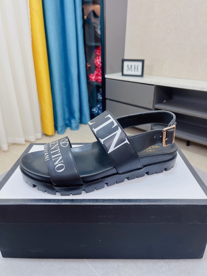 I0  凉鞋款Valentino华伦天奴新品男士拖鞋，高端精品，3D打印搭配材质，鞋面精致印花logo装饰，精细做工，鞋底超软，休闲宽松舒适型，夏季必入哦