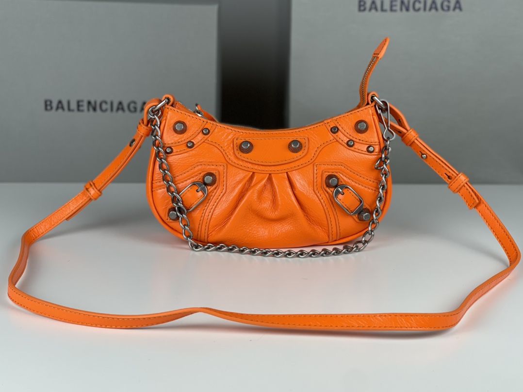 Balenciaga Le Cagole Borse Crossbody & Borse a Tracolla Arancia Ragazza Pelle di cera d’olio Collezione estiva Catene