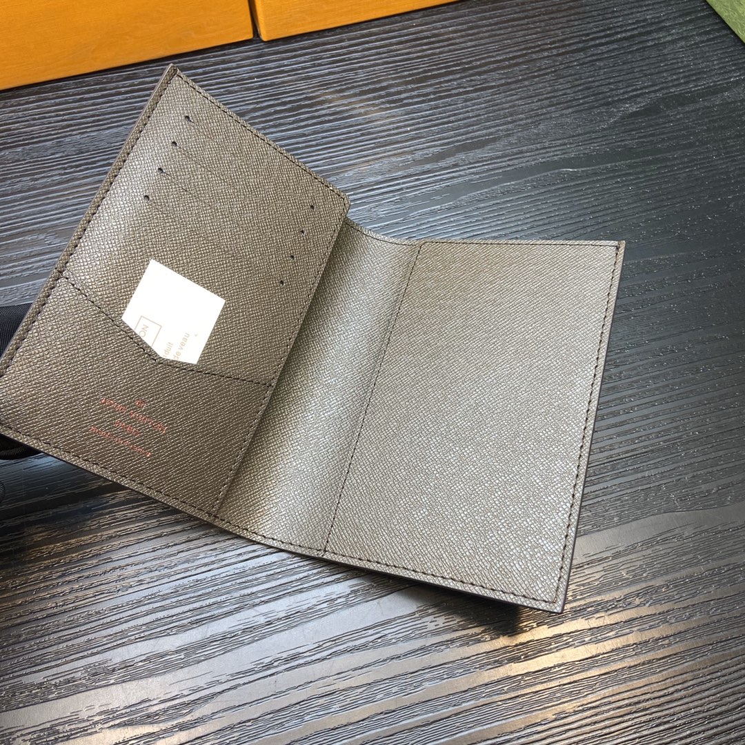 Genuine leather passport case packaging