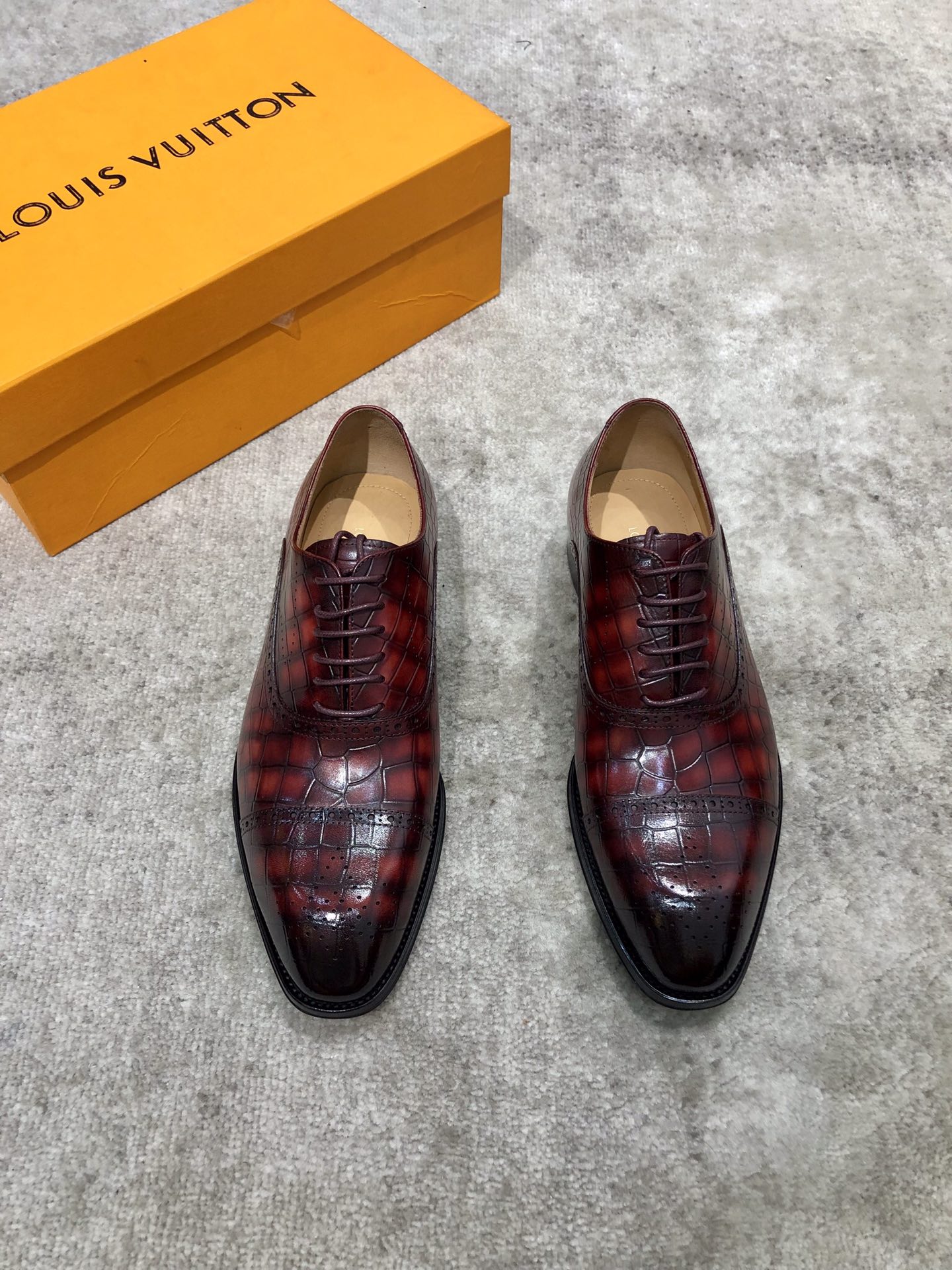 NO:270733,Louis Vuitton LV Men's classic Oxford shoes for men's business formal carved leather shoes. Classic style. Amygdala exquisite toe. Extreme art. The shoes are made of imported waxing and drinking cow leather. Hand-drawn and polished (burgundy) carefully selected. The pores are delicate. The gloss is excellent, the texture is soft. The toughness is strong and the wear is not easy to deform. The inner lining of the apricot calf leather is soft and comfortable, sweat-absorbing and breathable. The leather sole, the heel composite rubber bottom sheet. The front and rear soles are nailed reinforced, which are anti-slip and wear-resistant. Goodyear craftsmanship is excellent. The shoe shape is light and luxurious. It can be pressed in all kinds of formal occasions!  Original box dust bag packaging!  Size 38/39/40/41/42/43/44/45/46/47,,louis vuitton,louis vuitton,cowhide,Leather soles19860909Louis Vuitton LV 男士经典牛津鞋男士商务正装雕花皮鞋 经典款 杏仁核精致鞋头 极致艺术 全鞋采用进口打蜡饮奶牛牛皮古法手工描改擦色（酒红） 精挑细选 毛孔细腻 光泽度极好,质感柔软 韧性强耐穿不易变形,杏色小牛皮内里,柔软舒适,吸汗透气.真皮大底,后跟复合橡胶底片 前后大底都有打钉加固,防滑耐磨.固特异工艺制作 鞋型极好 轻奢有型 出入各类正式场合都能压阵！原盒 防尘袋包装 ！尺码38/39/40/41/42/43/44/45/46/47,,louis vuitton,louis vuitton,cowhide,Leather soles,Men's shoes