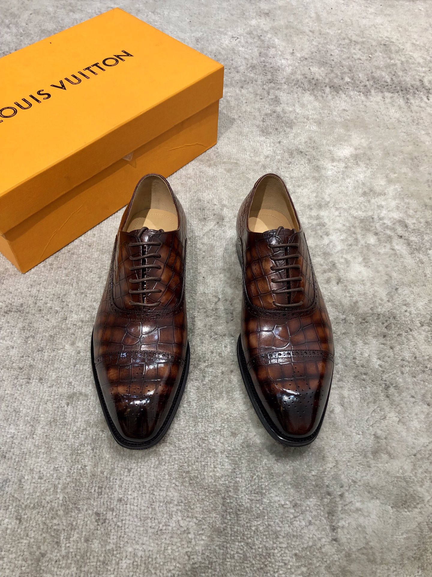 NO:270736,Louis Vuitton LV Men's classic Oxford shoes for men's business formal carved leather shoes. Classic style. Amygdala exquisite toe. Extreme art. The shoes are made of imported waxing and drinking cow leather. Hand-drawn and polished (brown). Selected carefully. The pores are delicate. The gloss is excellent, the texture is soft. The toughness is strong and the wear is not easy to deform. The inner lining of the apricot calf leather is soft and comfortable, sweat-absorbing and breathable. The leather sole, the heel composite rubber bottom sheet. The front and rear soles are nailed reinforced, which are anti-slip and wear-resistant. Goodyear craftsmanship is excellent. The shoe shape is light and luxurious. You can press the array when you go in and out of all formal occasions!  Original box dust bag packaging!  Size 38/39/40/41/42/43/44/45/46/47,,louis vuitton,louis vuitton,cowhide,Leather soles19860909Louis Vuitton LV 男士经典牛津鞋男士商务正装雕花皮鞋 经典款 杏仁核精致鞋头 极致艺术 全鞋采用进口打蜡饮奶牛牛皮古法手工描改擦色（棕色） 精挑细选 毛孔细腻 光泽度极好,质感柔软 韧性强耐穿不易变形,杏色小牛皮内里,柔软舒适,吸汗透气.真皮大底,后跟复合橡胶底片 前后大底都有打钉加固,防滑耐磨.固特异工艺制作 鞋型极好 轻奢有型 出入各类正式场合都能压阵！原盒 防尘袋包装 ！尺码38/39/40/41/42/43/44/45/46/47,,louis vuitton,louis vuitton,cowhide,Leather soles,Men's shoes