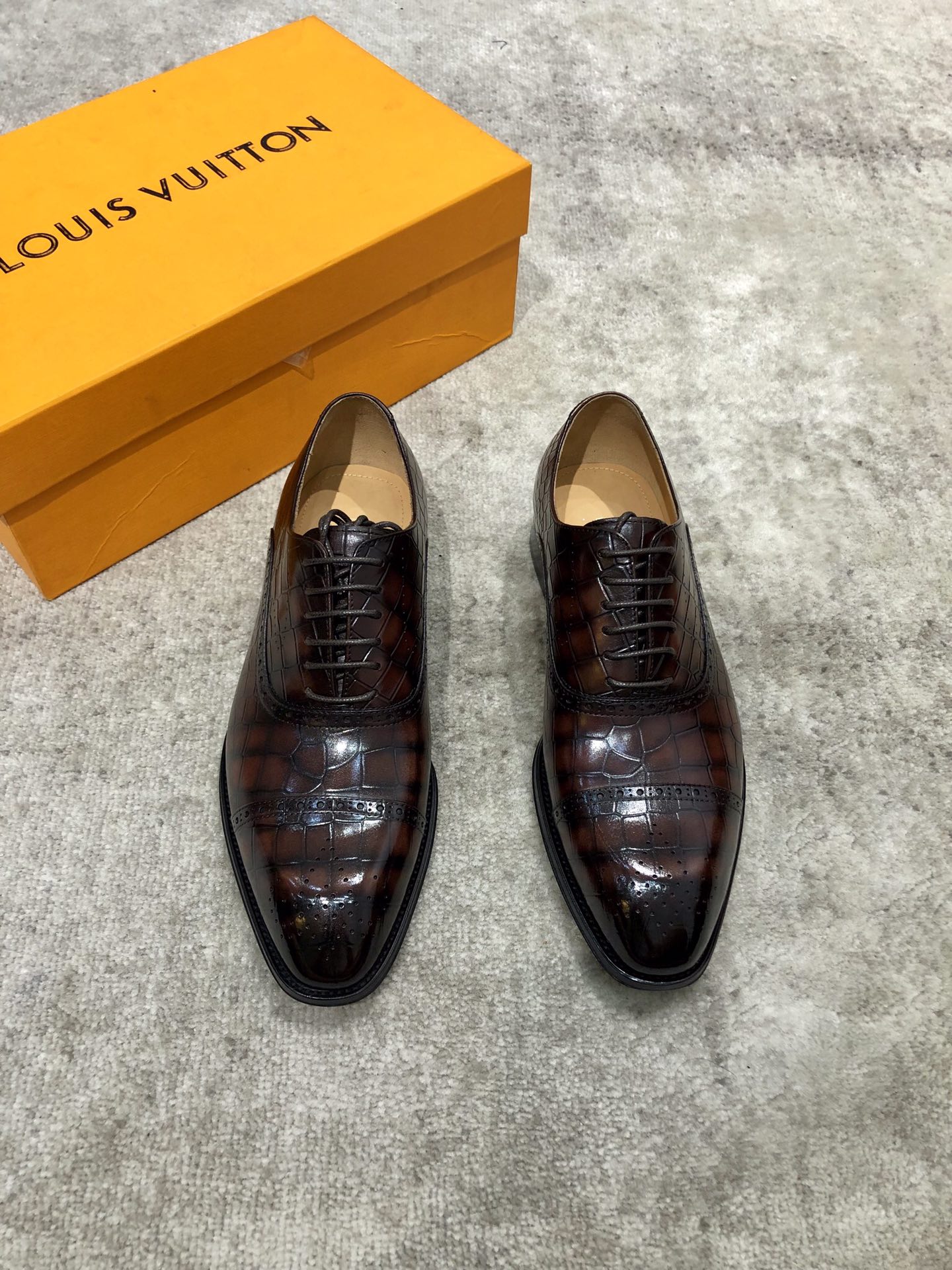 NO:270739,Louis Vuitton LV Men's classic Oxford shoes for men's business formal carved leather shoes. Classic style. Amygdala exquisite toe. Extreme art. The shoes are made of imported waxing and drinking cow leather. Hand-drawn and polished (coffee color). Selected carefully. The pores are delicate. The gloss is excellent, the texture is soft. The toughness is strong and the wear is not easy to deform. The inner lining of the apricot calf leather is soft and comfortable, sweat-absorbing and breathable. The leather sole, the heel composite rubber bottom sheet. The front and rear soles are nailed reinforced, which are anti-slip and wear-resistant. Goodyear craftsmanship. The shoe shape is excellent. Light luxury and stylish. You can press the array when you go in and out of all formal occasions!  Original box dust bag packaging!  Size 38/39/40/41/42/43/44/45/46/47,,louis vuitton,louis vuitton,cowhide,Leather soles19860909Louis Vuitton LV 男士经典牛津鞋男士商务正装雕花皮鞋 经典款 杏仁核精致鞋头 极致艺术 全鞋采用进口打蜡饮奶牛牛皮古法手工描改擦色（咖色） 精挑细选 毛孔细腻 光泽度极好,质感柔软 韧性强耐穿不易变形,杏色小牛皮内里,柔软舒适,吸汗透气.真皮大底,后跟复合橡胶底片 前后大底都有打钉加固,防滑耐磨.固特异工艺制作 鞋型极好 轻奢有型 出入各类正式场合都能压阵！原盒 防尘袋包装 ！尺码38/39/40/41/42/43/44/45/46/47,,louis vuitton,louis vuitton,cowhide,Leather soles,Men's shoes