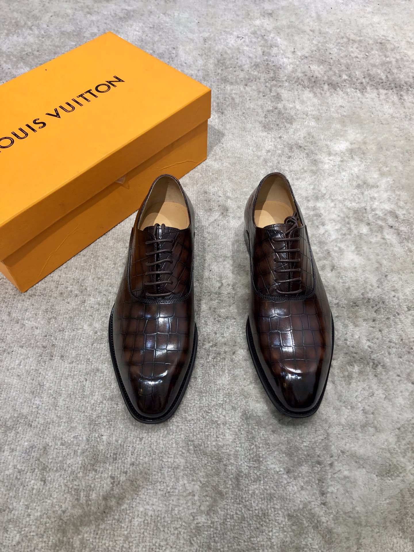 NO:270721,Louis Vuitton LV Men's classic Oxford shoes for men's business formal carved leather shoes. Classic style. Amygdala exquisite toe. Extreme art. The shoes are made of imported waxing and drinking cow leather. Hand-drawn and polished (coffee color). Selected carefully. The pores are delicate. The gloss is excellent, the texture is soft. The toughness is strong and the wear is not easy to deform. The inner lining of the apricot calf leather is soft and comfortable, sweat-absorbing and breathable. The leather sole, the heel composite rubber bottom sheet. The front and rear soles are nailed reinforced, which are anti-slip and wear-resistant. Goodyear craftsmanship. The shoe shape is excellent. Light luxury and stylish. You can press the array when you go in and out of all formal occasions!  Original box dust bag packaging!  Size 38/39/40/41/42/43/44/45/46/47,,louis vuitton,louis vuitton,cowhide,Leather soles19860909Louis Vuitton LV 男士经典牛津鞋男士商务正装雕花皮鞋 经典款 杏仁核精致鞋头 极致艺术 全鞋采用进口打蜡饮奶牛牛皮古法手工描改擦色（咖色） 精挑细选 毛孔细腻 光泽度极好,质感柔软 韧性强耐穿不易变形,杏色小牛皮内里,柔软舒适,吸汗透气.真皮大底,后跟复合橡胶底片 前后大底都有打钉加固,防滑耐磨.固特异工艺制作 鞋型极好 轻奢有型 出入各类正式场合都能压阵！原盒 防尘袋包装 ！尺码38/39/40/41/42/43/44/45/46/47,,louis vuitton,louis vuitton,cowhide,Leather soles,Men's shoes