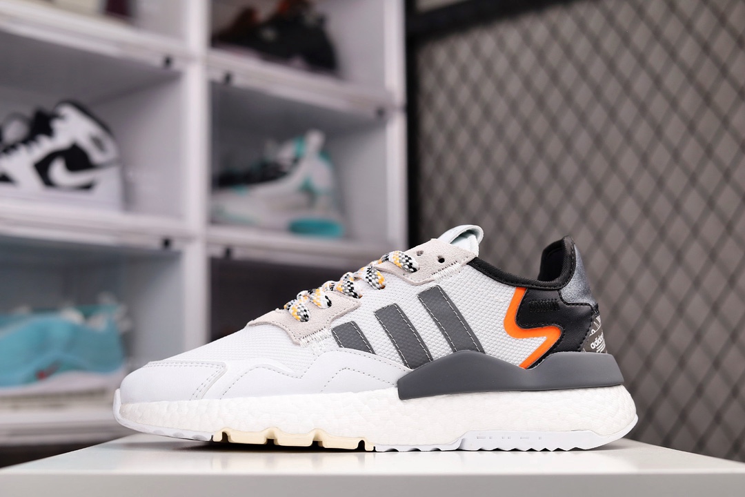 H0 阿迪达斯/AD Nite Jogger 2019 Boost 联名夜行者复古跑鞋。 原厂材料 原厂大底 私家独模 网布搭配麂皮拼接打造鞋面 极具复古风格鞋头及鞋跟点缀3M反光设计极为亮眼中底采用全掌 Boost 科技 厚度相当可观 脚感极佳886YF