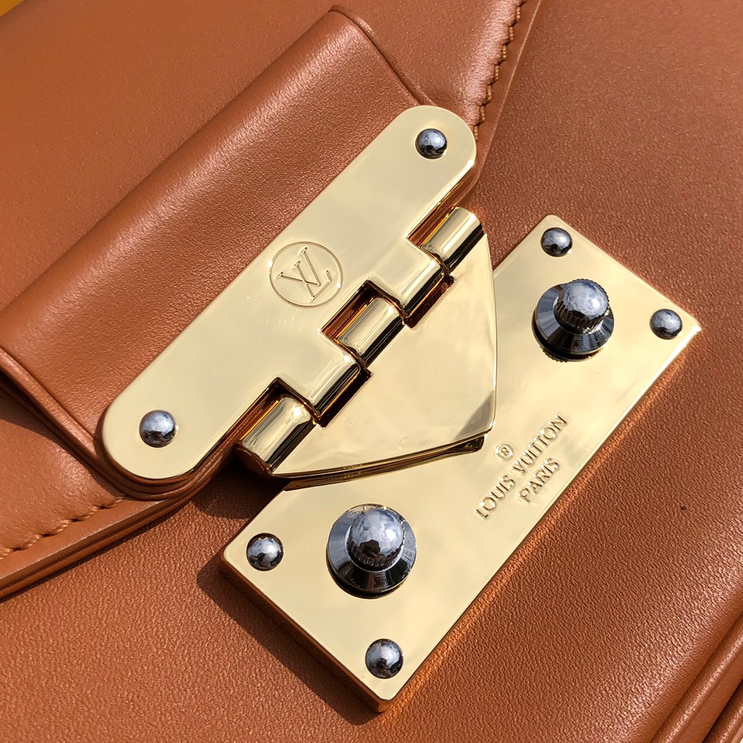 🌼 m20396尺寸24×15×6LV2022春夏秀款邮差包SWING 焦糖棕🤎设计灵感源于一直大热的🌼