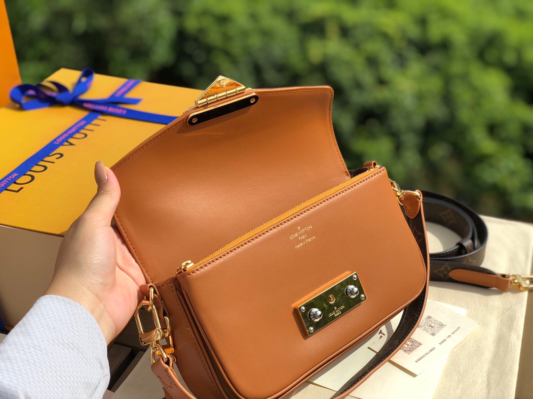 🌼 m20396尺寸24×15×6LV2022春夏秀款邮差包SWING 焦糖棕🤎设计灵感源于一直大热的🌼