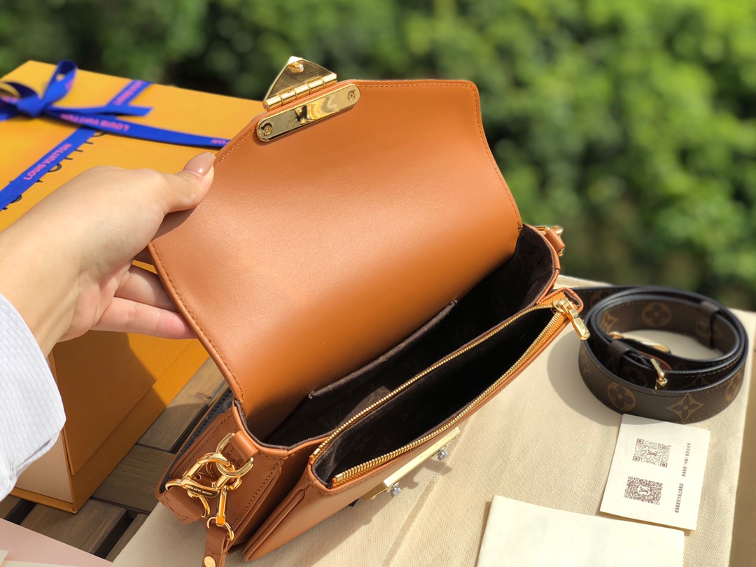 🌼 m20396尺寸24×15×6LV2022春夏秀款邮差包SWING 焦糖棕🤎设计灵感源于一直大热的🌼