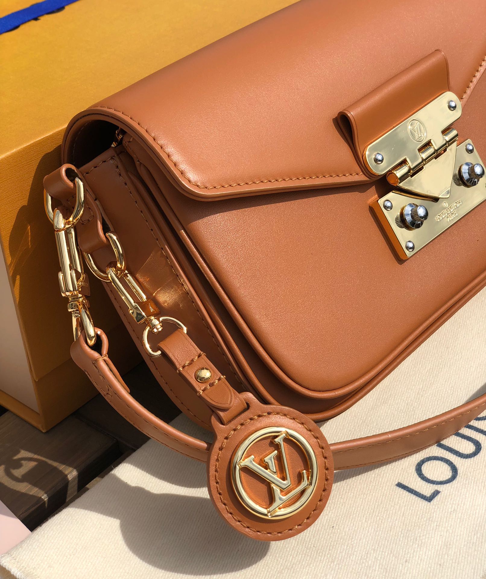 🌼 m20396尺寸24×15×6LV2022春夏秀款邮差包SWING 焦糖棕🤎设计灵感源于一直大热的🌼