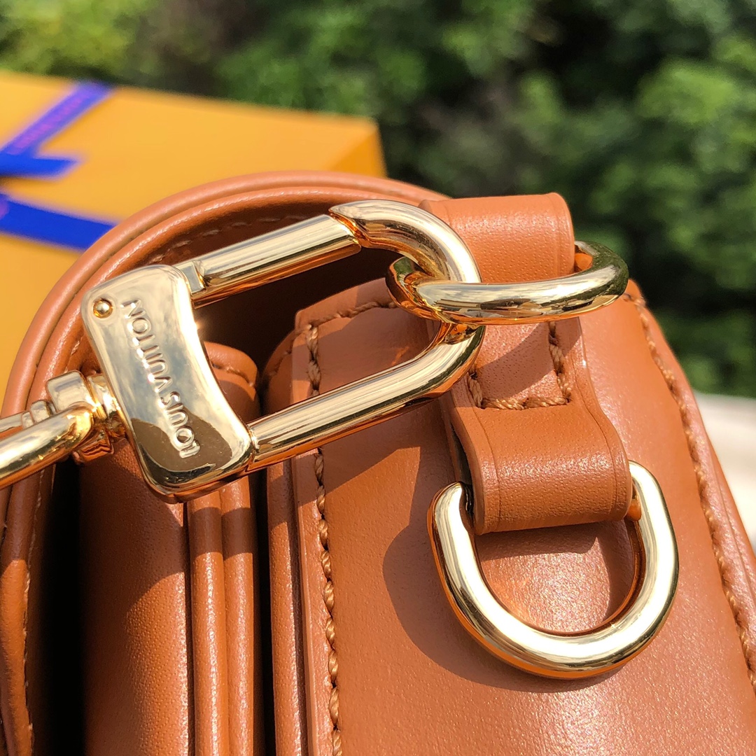 🌼 m20396尺寸24×15×6LV2022春夏秀款邮差包SWING 焦糖棕🤎设计灵感源于一直大热的🌼