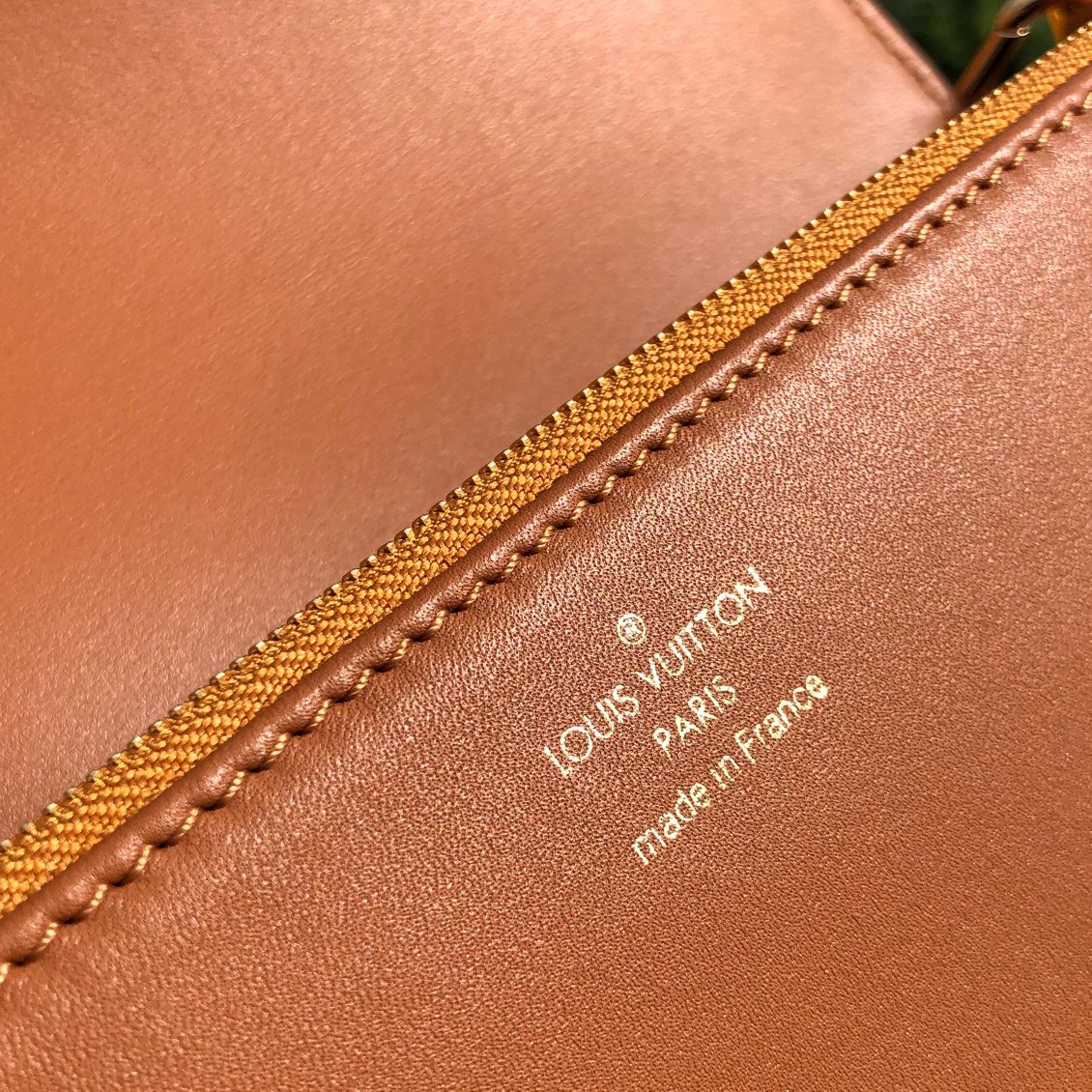 🌼 m20396尺寸24×15×6LV2022春夏秀款邮差包SWING 焦糖棕🤎设计灵感源于一直大热的🌼