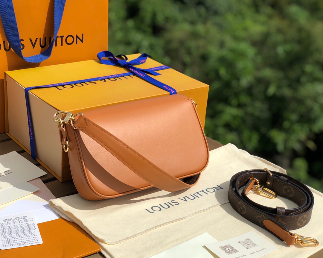 🌼 m20396尺寸24×15×6LV2022春夏秀款邮差包SWING 焦糖棕🤎设计灵感源于一直大热的🌼