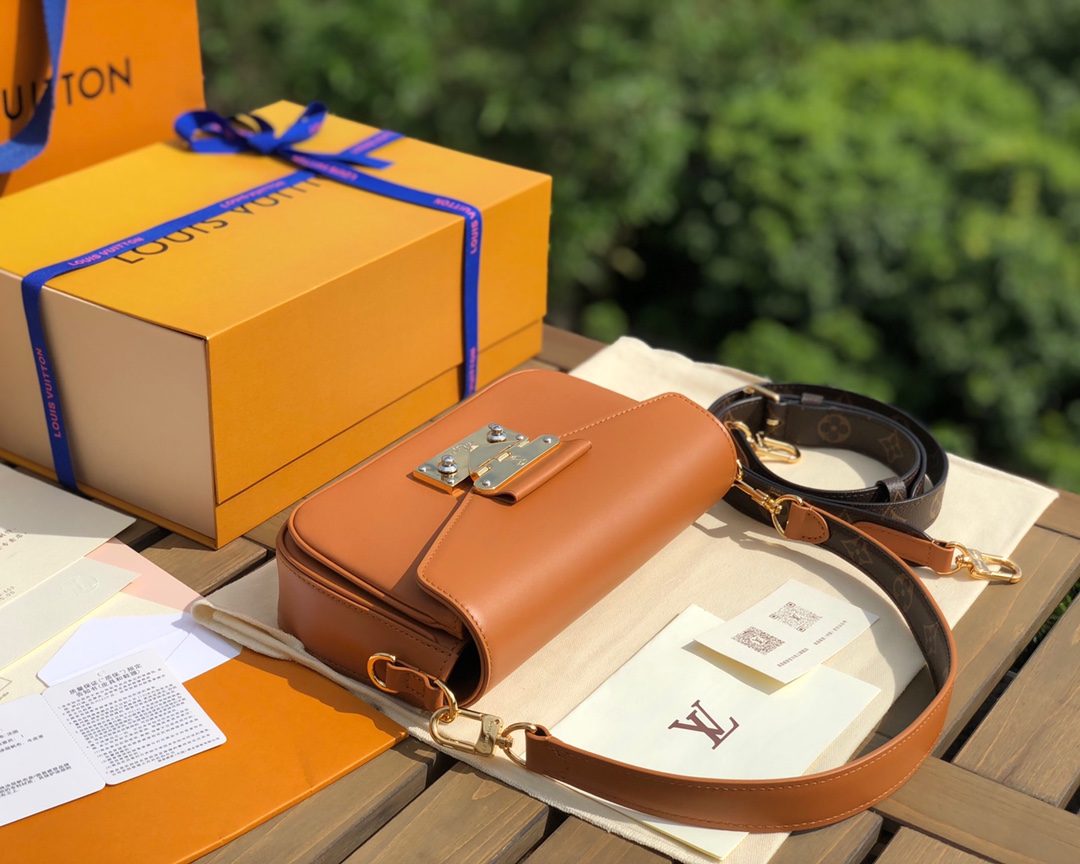 🌼 m20396尺寸24×15×6LV2022春夏秀款邮差包SWING 焦糖棕🤎设计灵感源于一直大热的🌼