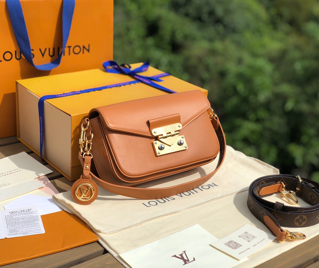 🌼 m20396尺寸24×15×6LV2022春夏秀款邮差包SWING 焦糖棕🤎设计灵感源于一直大热的🌼