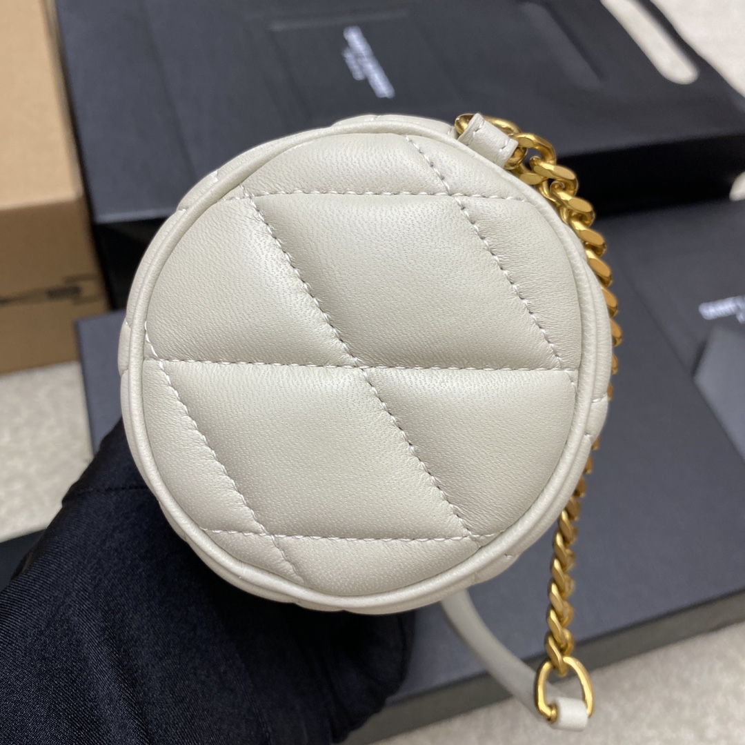 P¥480👉羊皮白/金❗❗原厂皮、精品专供❗❗
YSL新款sade小号腋下圆筒包 小羊皮🐏搭配复古金属链条，对于喜欢小圆包的人来说简直刚刚好🤗容量比woc大很多，夏天背超级好看👍
型号：699703【原厂皮】
尺寸：20x10x10cm