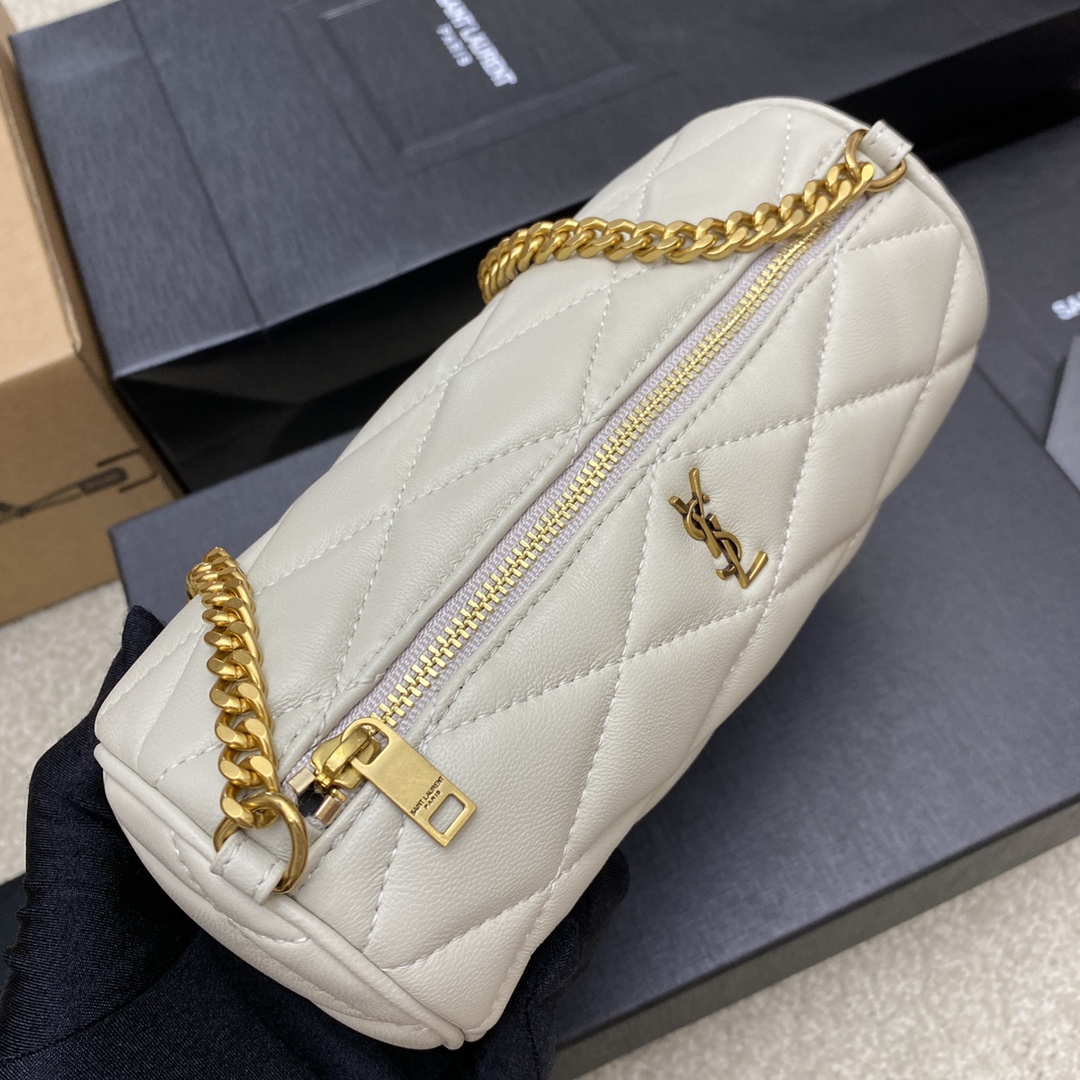 P¥480👉羊皮白/金❗❗原厂皮、精品专供❗❗
YSL新款sade小号腋下圆筒包 小羊皮🐏搭配复古金属链条，对于喜欢小圆包的人来说简直刚刚好🤗容量比woc大很多，夏天背超级好看👍
型号：699703【原厂皮】
尺寸：20x10x10cm