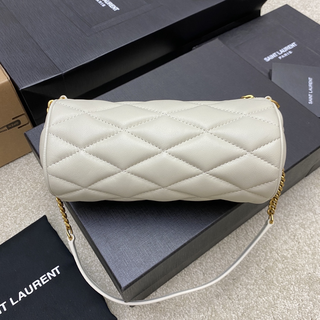 P¥480👉羊皮白/金❗❗原厂皮、精品专供❗❗
YSL新款sade小号腋下圆筒包 小羊皮🐏搭配复古金属链条，对于喜欢小圆包的人来说简直刚刚好🤗容量比woc大很多，夏天背超级好看👍
型号：699703【原厂皮】
尺寸：20x10x10cm