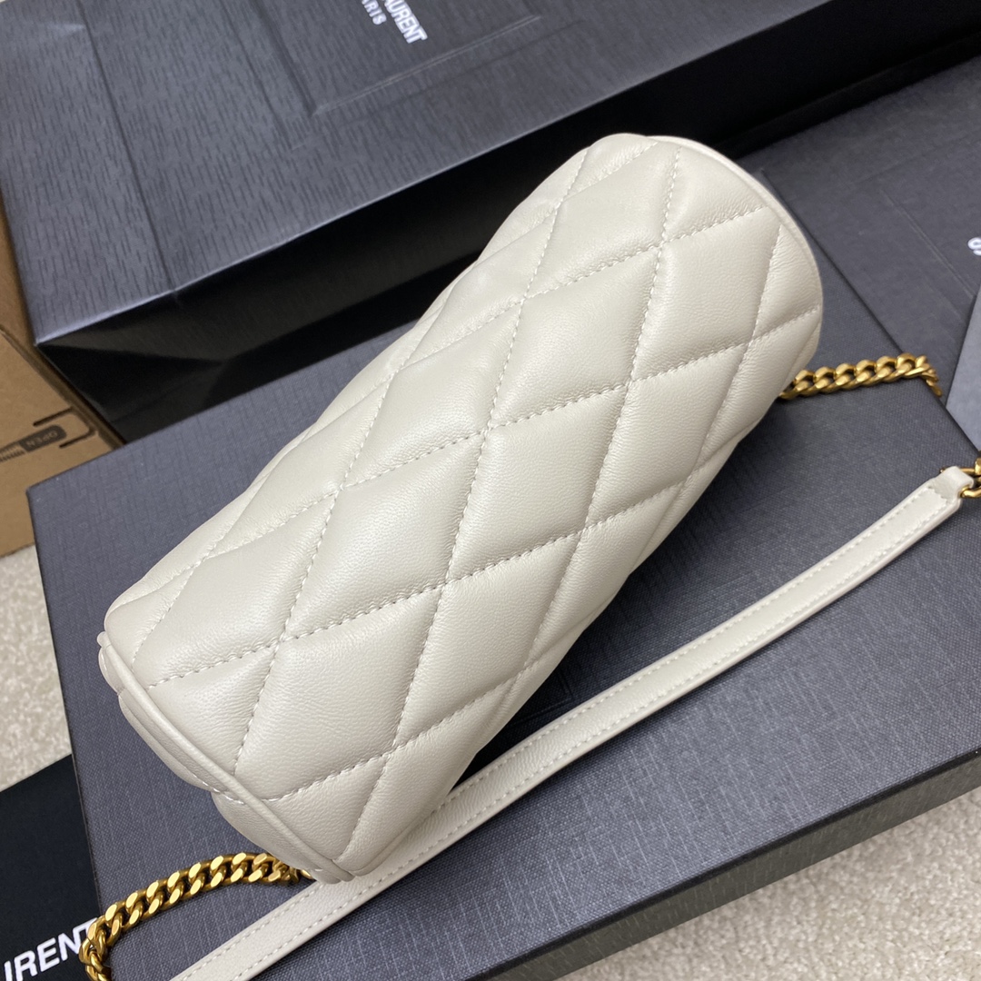 P¥480👉羊皮白/金❗❗原厂皮、精品专供❗❗
YSL新款sade小号腋下圆筒包 小羊皮🐏搭配复古金属链条，对于喜欢小圆包的人来说简直刚刚好🤗容量比woc大很多，夏天背超级好看👍
型号：699703【原厂皮】
尺寸：20x10x10cm