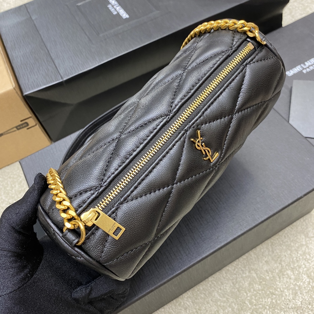 P¥480👉羊皮黑/金❗❗原厂皮、精品专供❗❗
YSL新款sade小号腋下圆筒包 小羊皮🐏搭配复古金属链条，对于喜欢小圆包的人来说简直刚刚好🤗容量比woc大很多，夏天背超级好看👍
型号：699703【原厂皮】
尺寸：20x10x10cm