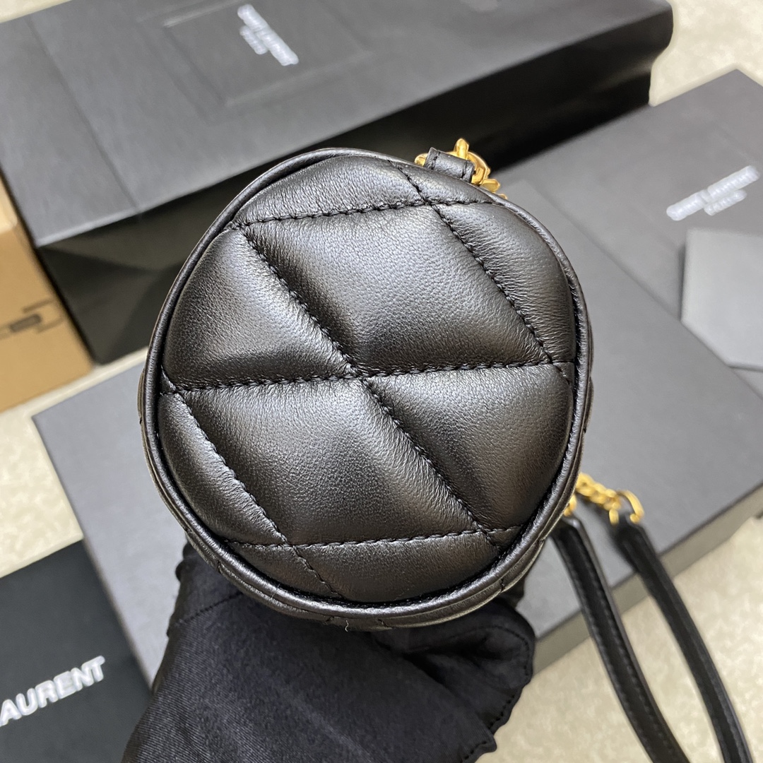 P¥480👉羊皮黑/金❗❗原厂皮、精品专供❗❗
YSL新款sade小号腋下圆筒包 小羊皮🐏搭配复古金属链条，对于喜欢小圆包的人来说简直刚刚好🤗容量比woc大很多，夏天背超级好看👍
型号：699703【原厂皮】
尺寸：20x10x10cm