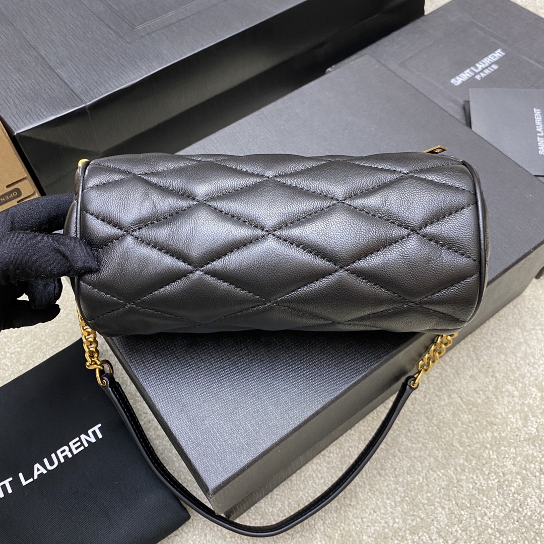 P¥480👉羊皮黑/金❗❗原厂皮、精品专供❗❗
YSL新款sade小号腋下圆筒包 小羊皮🐏搭配复古金属链条，对于喜欢小圆包的人来说简直刚刚好🤗容量比woc大很多，夏天背超级好看👍
型号：699703【原厂皮】
尺寸：20x10x10cm