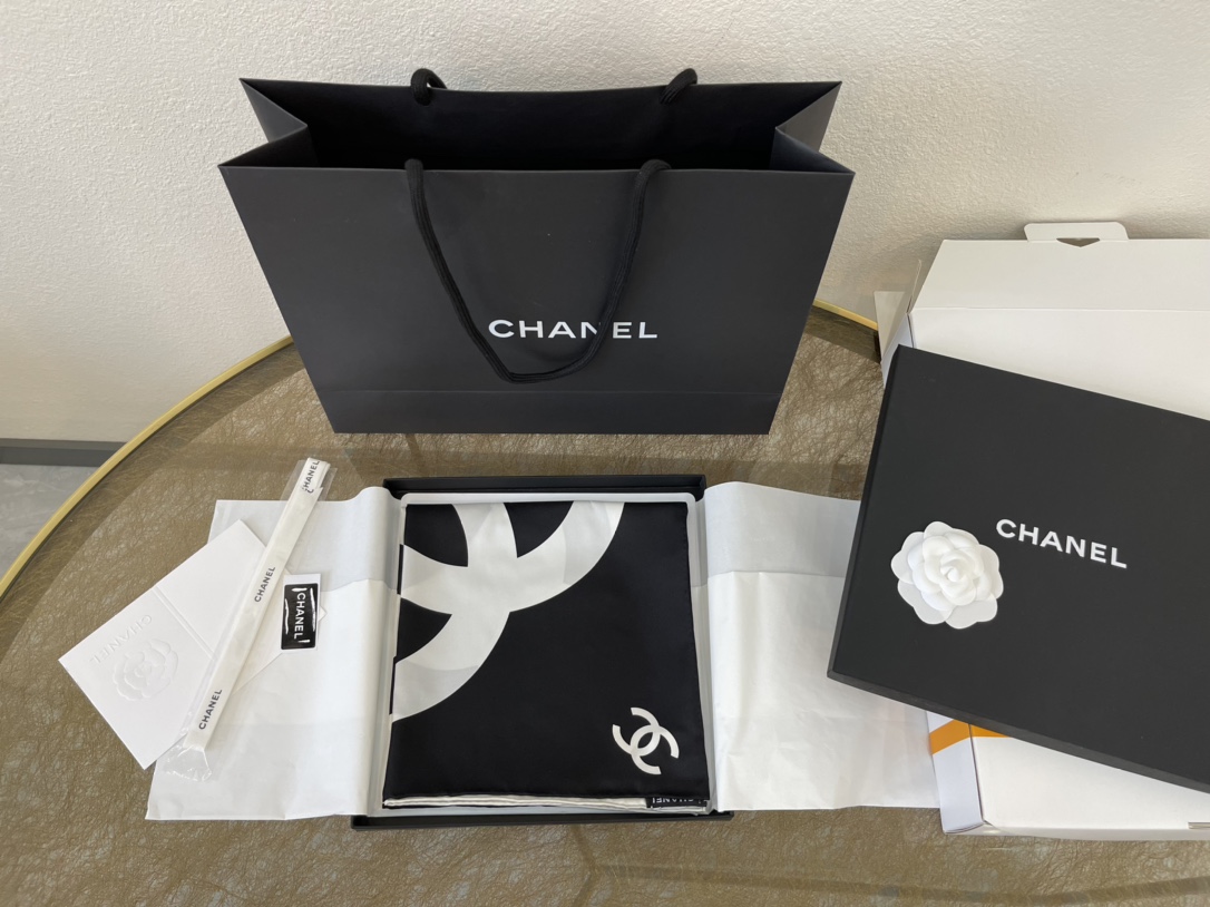 CHANEL香奈儿经典色黑白格大C100%真丝围巾
