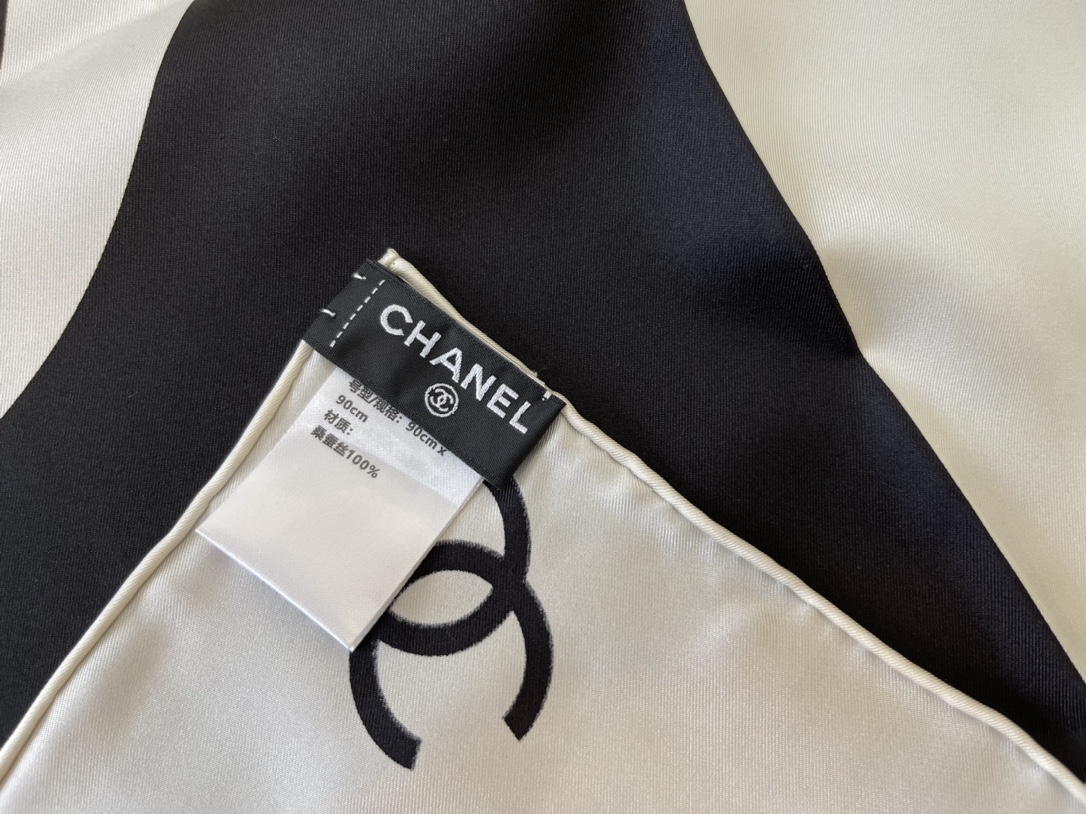 CHANEL香奈儿经典色黑白格大C100%真丝围巾