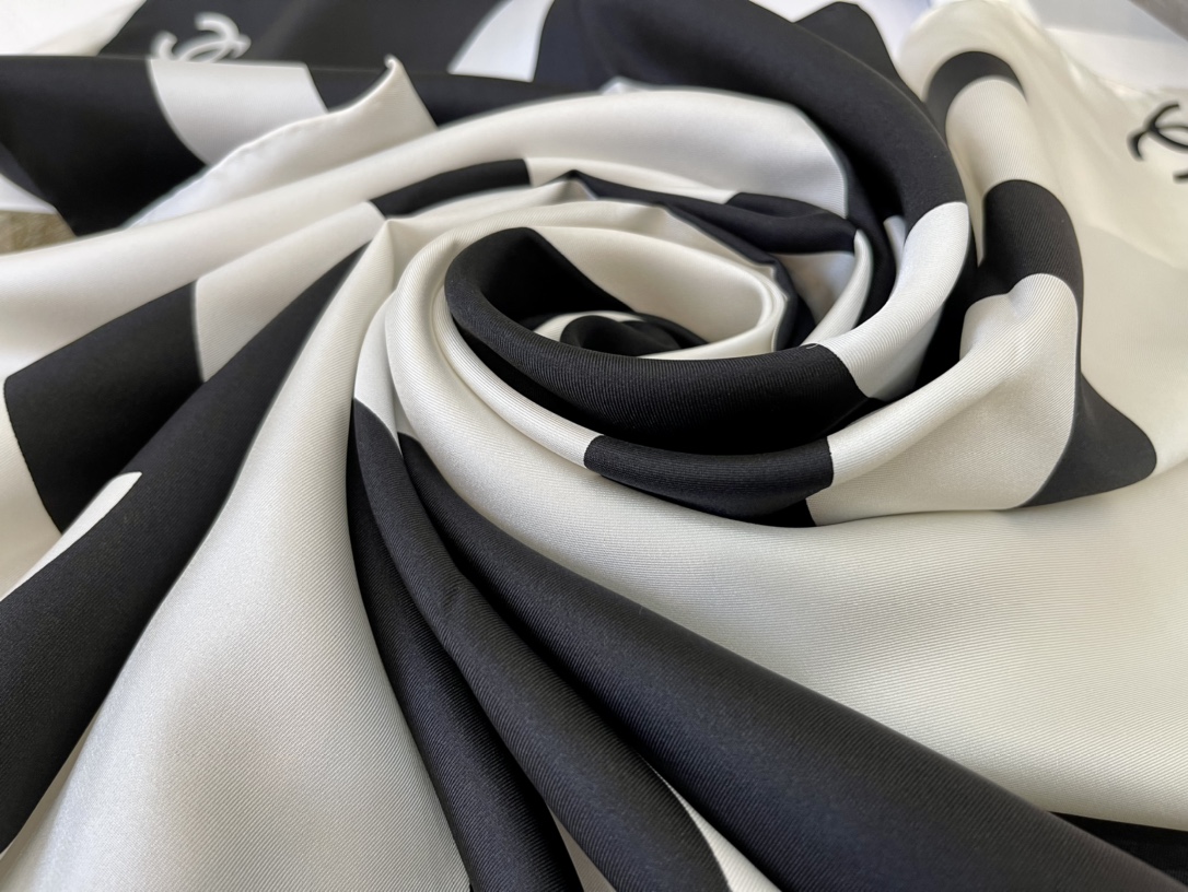 CHANEL香奈儿经典色黑白格大C100%真丝围巾