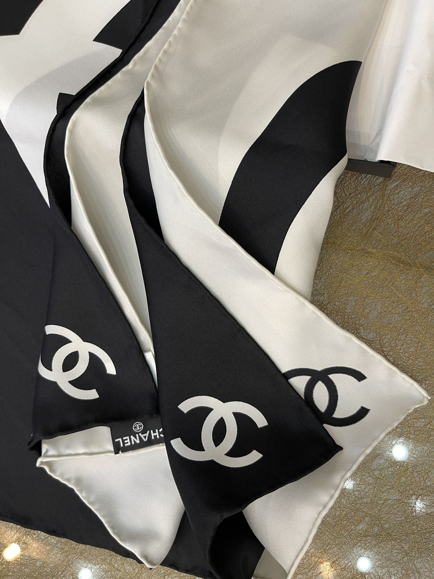 CHANEL香奈儿经典色黑白格大C100%真丝围巾