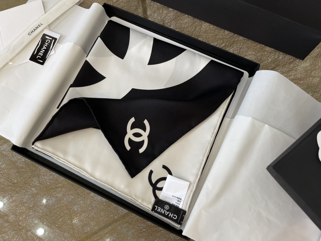 CHANEL香奈儿经典色黑白格大C100%真丝围巾