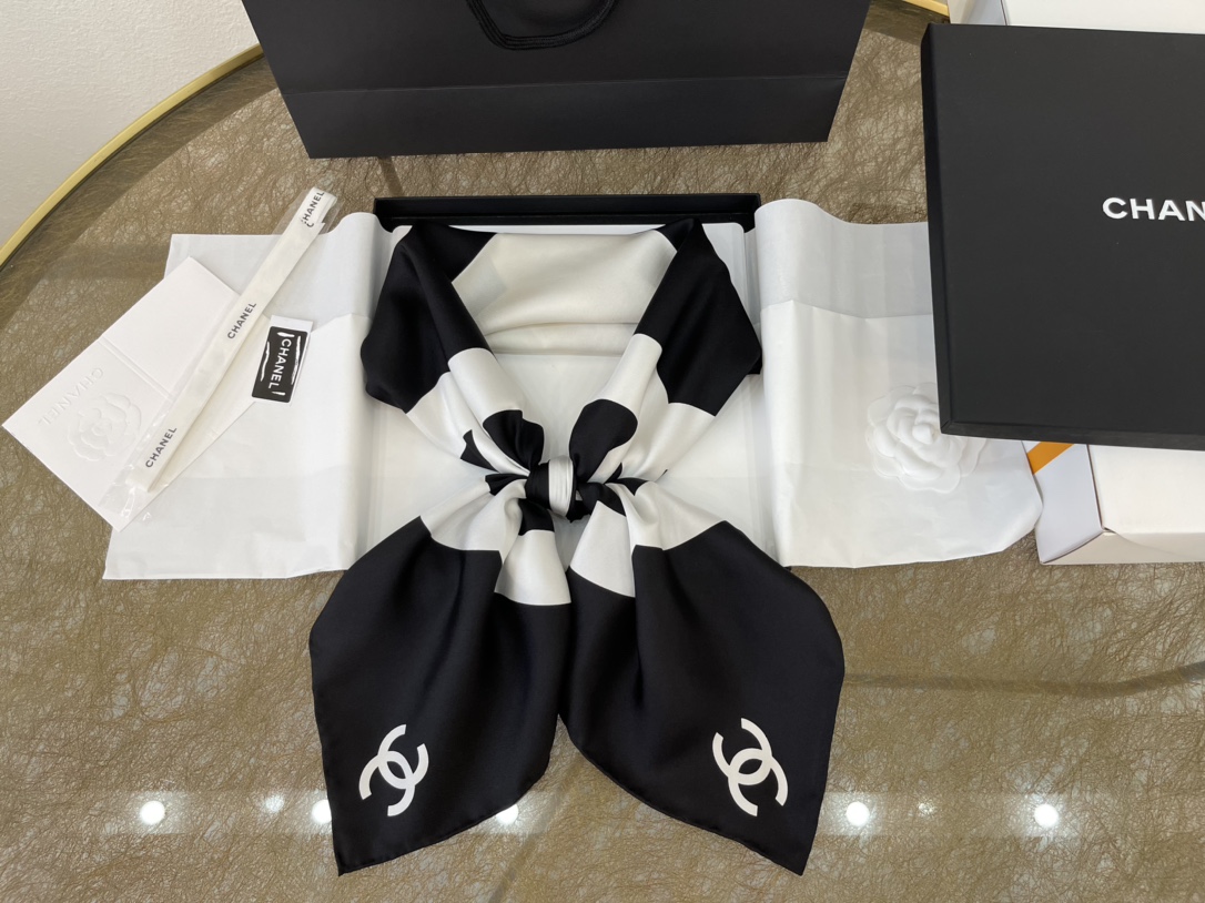 CHANEL香奈儿经典色黑白格大C100%真丝围巾