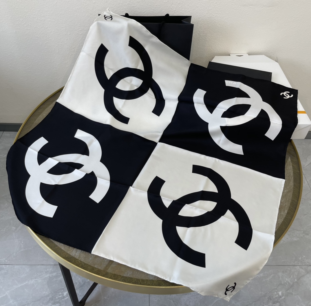 CHANEL香奈儿经典色黑白格大C100%真丝围巾