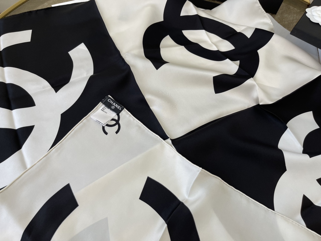 CHANEL香奈儿经典色黑白格大C100%真丝围巾