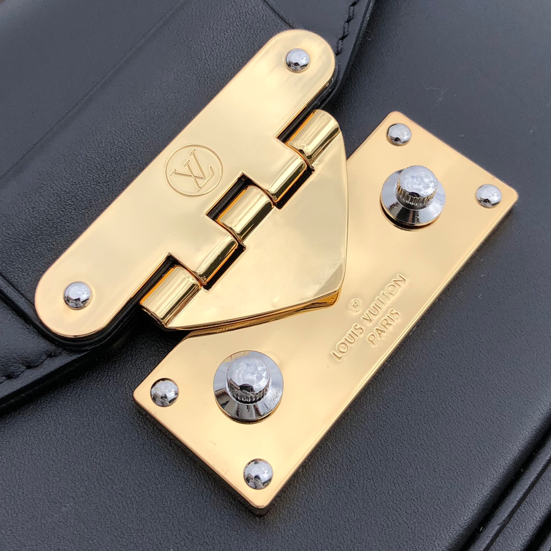 🌼 m20393尺寸24×15×6原厂渠道 LV2022春夏秀款Swing 腋下包，全新亮相2022春夏