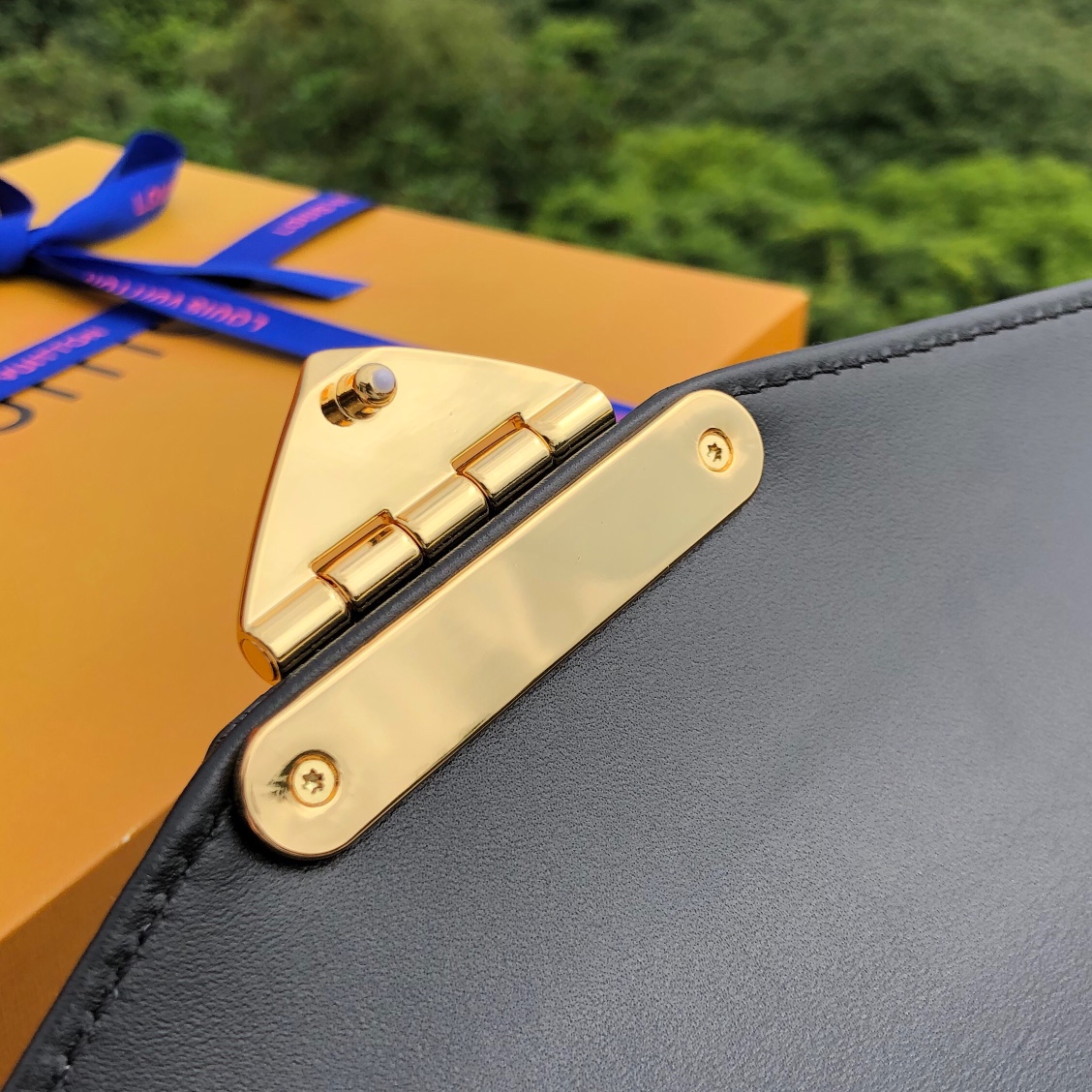 🌼 m20393尺寸24×15×6原厂渠道 LV2022春夏秀款Swing 腋下包，全新亮相2022春夏