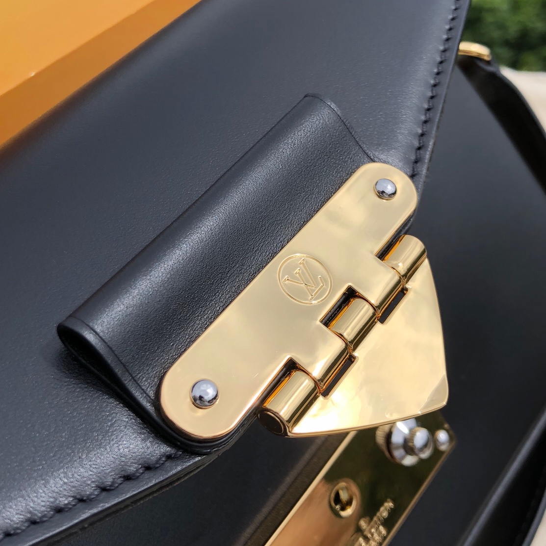 🌼 m20393尺寸24×15×6原厂渠道 LV2022春夏秀款Swing 腋下包，全新亮相2022春夏