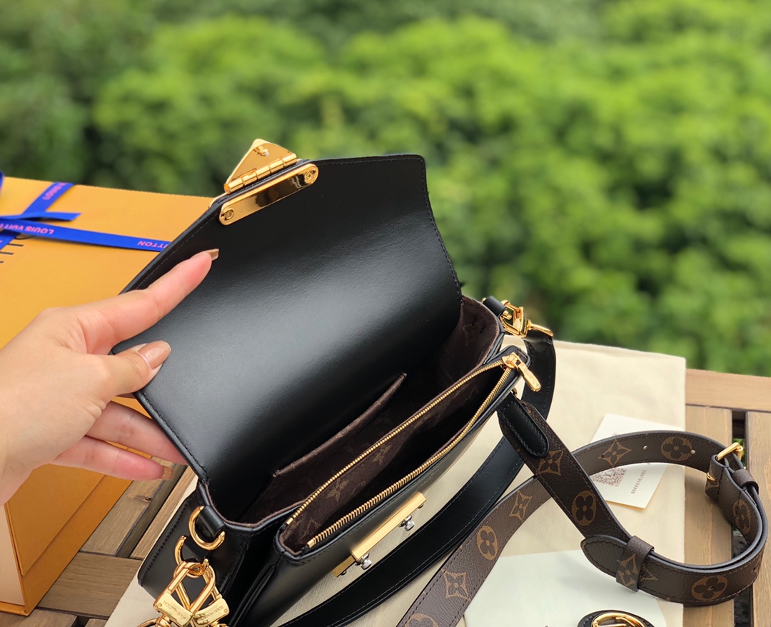 🌼 m20393尺寸24×15×6原厂渠道 LV2022春夏秀款Swing 腋下包，全新亮相2022春夏