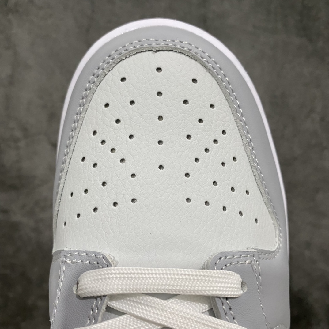 图片[5]-Top版本 Nike Dunk Low 白灰 纯原生产线出品 原厂织唛标 一致匹配原版 全市场唯一正确鞋带绑法 原楦原纸板开发 匹配原版98%以上 后跟垫棉独家呈现 后跟反口里弧度正确 全新后跟电绣 电绣针数与正品一致 原厂皮料 质感无敌！ 货号：DJ6188-001 尺码：36-46-选品中心