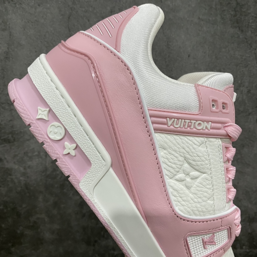 图片[7]-莞产最强版 LV Trainer白粉 广州顶级版本 细节实拍如下所见即所得 非莆田档口货 可随意对比细节鞋型 无需过多文案描述 所有细节均可对标正品 原厂鞋舌尺码标 正确烫金字体 鞋舌厚度柔软度同步正品 原厂织麦标 一针一线纹路均同步正品 原厂刺绣立体饱满同步正品 原厂烫金手写logo 立体饱满有光泽 鞋头原厂皮料细腻柔软 原厂魔术贴 纹路清晰 原厂数据 字体粗细 大小光泽度同步正品 原厂空胶工艺 并非开胶同步正品 原厂中底布 logo清晰 原厂工艺爆裂效果 自然不刻意 一个后跟足矣秒杀所有 尺码：36-45-选品中心